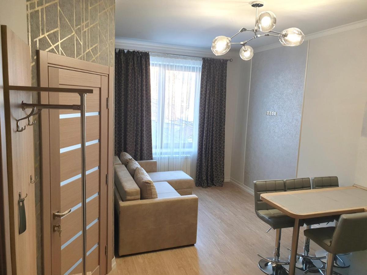 Apartment Sweethome 1 Free Parking Uzhhorod Bagian luar foto